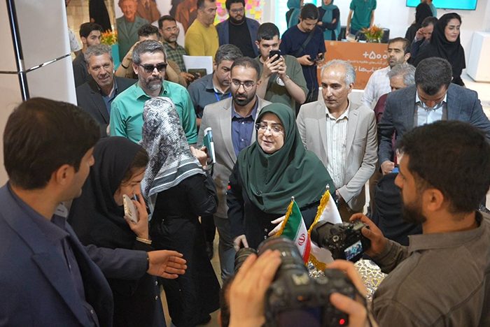 بازدید سخنگوی دولت از غرفه بانک ملی ایران در سی و ششمین نمایشگاه کتاب بازدید سخنگوی دولت از غرفه بانک ملی ایران در سی و ششمین نمایشگاه کتاب