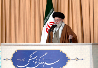 امام خامنه ای: آمریکا شرارت کند، ضربه متقابل محکمی می‌خورد