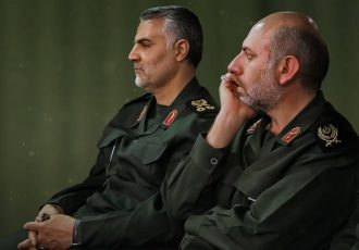 شهید سید یزدان میر (حاج اصغر باقری) در کنار شهید حاج قاسم سلیمانی